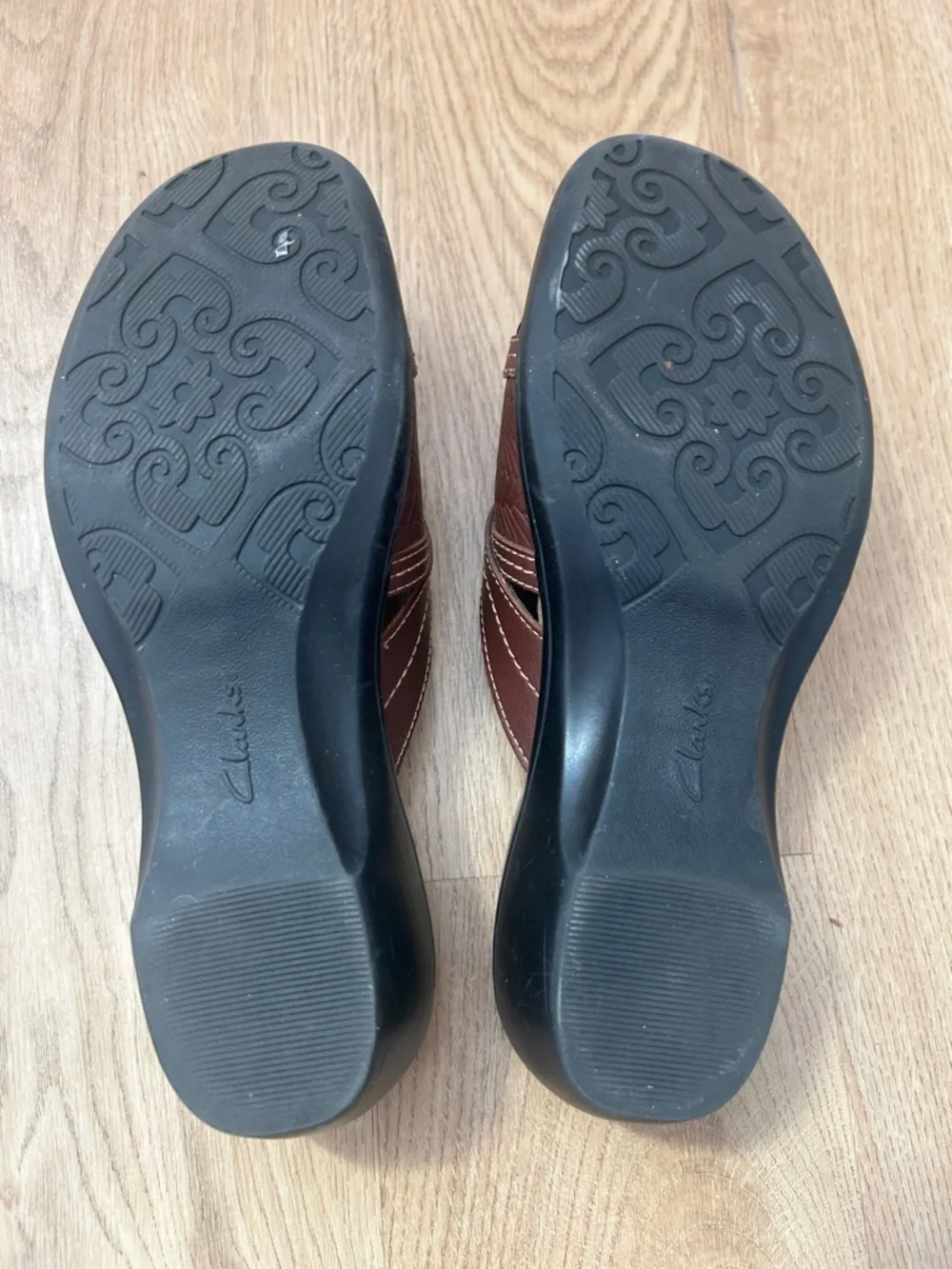 Clarks Brown Woven Leather Slide Sandals with Cross-Strap Detail Size 6